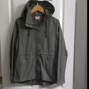 Columbia Lightweight Full Zip Hooded Windbreaker Jacket In Green